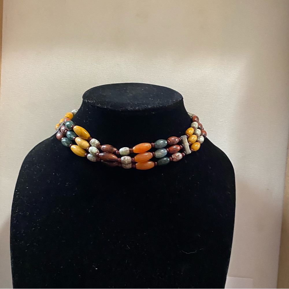 Vintage precious  stone  beads necklace very good condition
